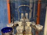 une vitrine en verre contenant de nombreux objets en verre