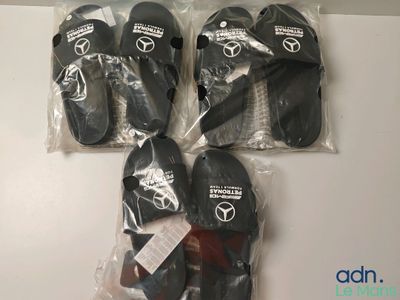 quatre paires de chaussons noirs sont emballées dans des sacs en plastique