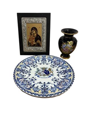 a picture of a blue and white plate with a picture on it