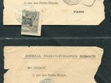 deux feuilles de papier sur lesquelles sont apposés des timbres, posées sur une table