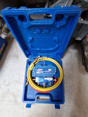 une boîte bleue avec un tuyau jaune et une boîte bleue contenant un tuyau bleu