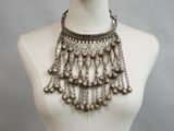 une photo d'un mannequin portant un collier composé de perles en argent