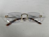 gros plan d'une paire de lunettes sur une surface blanche