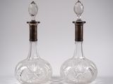paire de carafes anciennes en verre taillé, avec bouchons en bois