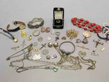 beaucoup de bijoux et un téléphone portable posés sur la table