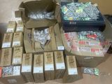 de nombreux cartons d'objets hétéroclites posés sur le sol