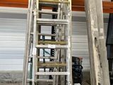 une échelle appuyée contre un mur dans un garage