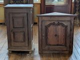 deux armoires en bois posées sur un parquet dans une pièce