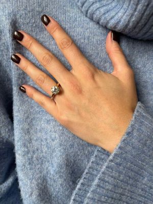 Quelqu'un porte un pull et une bague sertie d'un diamant.