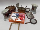 de nombreux objets différents posés sur une table