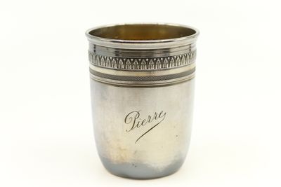 une coupe ancienne en argent portant une inscription gravée