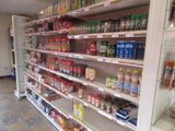 de nombreux produits alimentaires dans les rayons du magasin