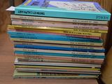 des livres empilés les uns sur les autres sur une table en bois