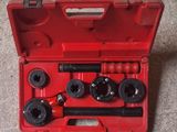 une image représentant une boîte à outils rouge contenant des outils