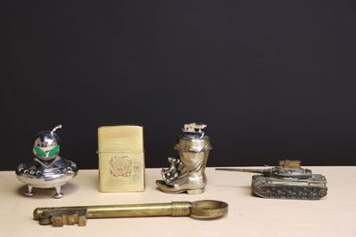 un grand nombre d'objets différents posés sur une table