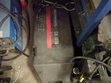 une image représentant un moteur de voiture auquel sont reliés des câbles