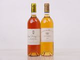 deux bouteilles de vin posées l'une à côté de l'autre sur une table
