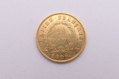 l'image d'une pièce d'or posée sur une surface blanche
