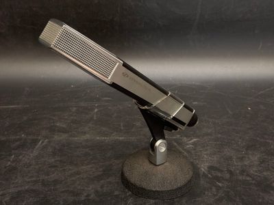 un micro posé sur un pied, sur une table