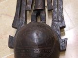 une sculpture en bois représentant un homme sur une boule