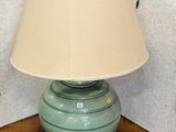 une lampe posée sur une table dans une pièce