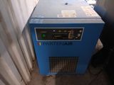 une machine bleue qui se trouve dans une pièce