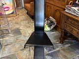 une chaise noire posée sur un sol carrelé
