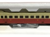 le petit train se trouve dans une boîte blanche posée sur une surface blanche