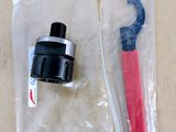 un petit troglodyte et un sac en plastique muni d'une poignée rouge