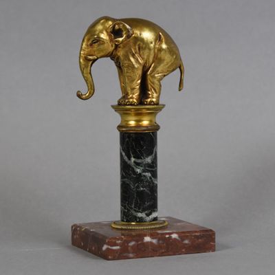 statue d'un éléphant sur un piédestal avec un socle en marbre