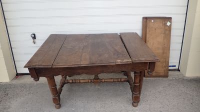 Grande table en chêne reposant sur quatre pieds tournés reli…