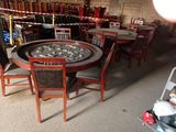 une table et des chaises dans une pièce où il y a beaucoup de bouteilles sur la table