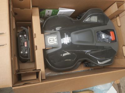 une boîte avec une télécommande à l'intérieur