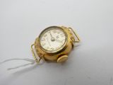une image d'un gros plan d'une montre-bracelet sur une surface blanche