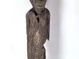 l'image d'une statue en bois représentant un homme avec un chapeau sur la tête