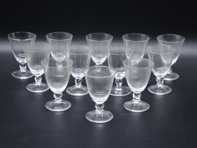 DAUM - FRANCE, Suite de 12 verres à vin blanc en cristal, mo…