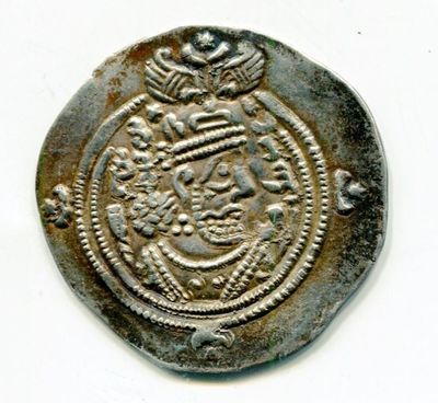 une vieille pièce d'argent sur laquelle figure une couronne, sur un fond blanc