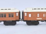trois trains miniatures alignés en rang
