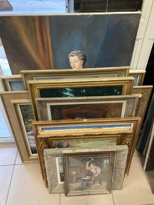 beaucoup de tableaux posés par terre les uns à côté des autres