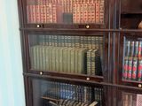 une bibliothèque contenant de nombreux livres dans une pièce