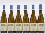 six bouteilles de vin sont alignées sur une surface blanche
