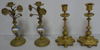 2 Paires de bougeoirs en bronze doré à décor de lambrequins,…