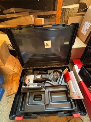 une boîte à outils contenant des outils, posée sur le sol