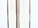 deux boîtes de parfum posées l'une à côté de l'autre sur une surface blanche