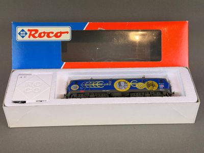 une boîte contenant un petit train, posée sur une table