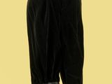 une photo d'un mannequin portant une chemise blanche et un pantalon noir