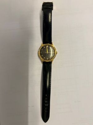 gros plan d'une montre-bracelet sur une surface blanche