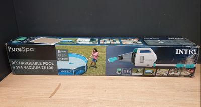 une boîte sur laquelle figure l'image d'un enfant en train de jouer