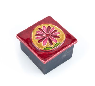 boîte en céramique rouge et jaune ornée d'un motif floral
