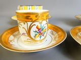 deux tasses et soucoupes posées sur une table